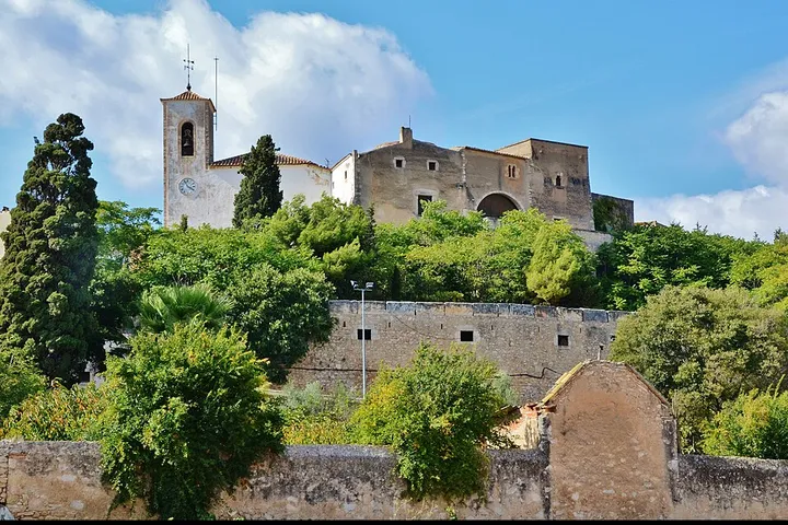 Castillo y iglesia de Santa Magdalena de Canyelles sobre el pueblo