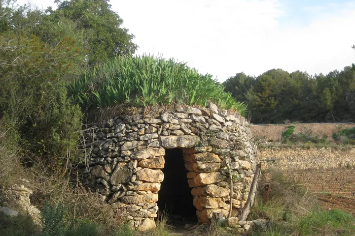 Barraca de pedra seca a l’interior del Garraf