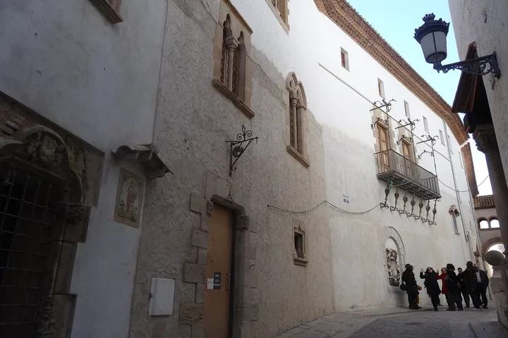 Carrer del nucli antic de Sitges al costat del Cau Ferrat