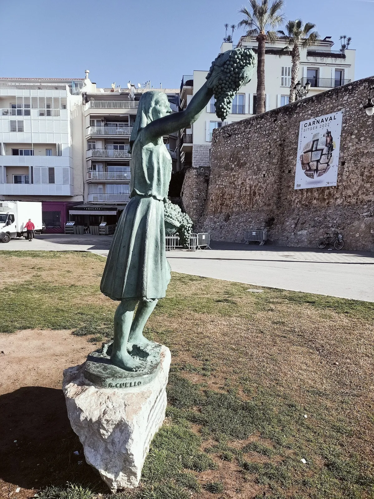Escultura «La noia de la malvasia» en Sitges